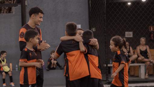 Crianças treinando futebol na escolinha do Ollé